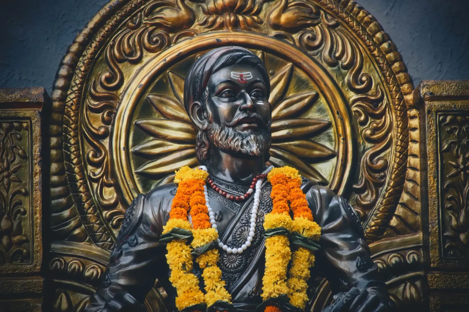 Estátua Chhatrapati Shivaji Maharaj ne'ebé loke tiha iha Navi Mumbai International Airport (NMIA) durante serimónia Shiv Rajy