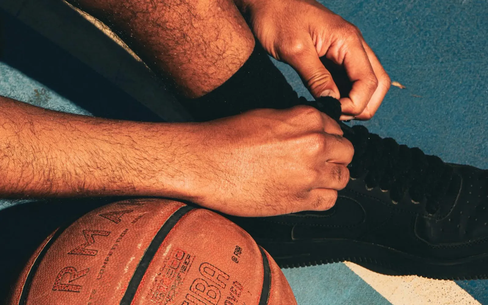Julian Champagnie, jogadór NBA husi Brooklyn, halai iha quadra ho seriu kona-ba bola basquetebol. Nia hatudu determinasaun no