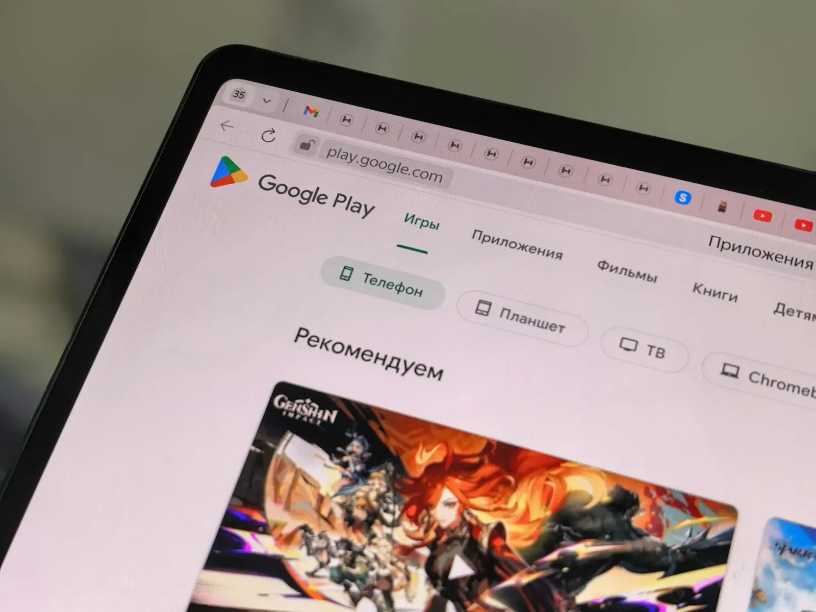 Imajen husi eventu Android Show 2026 iha palco, ho Google I/O logo no apresentador hatudu teknolojia foun ba públiku.