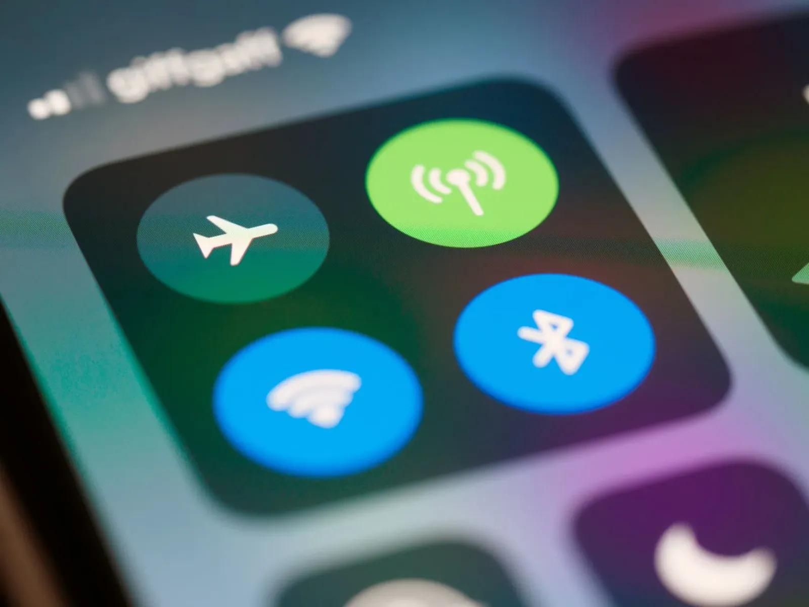 Viajante sira uza laptop no smartphone iha sala espera aeroportu, ho sinal Wi-Fi hatudu iha ekrã, hanesan simbolu teknolojia 