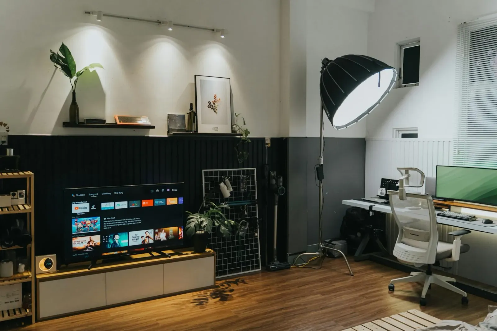 Monitor Samsung Movingstyle M7 ho roda iha sala, besik sofá, bele lori ba fatin seluk; iha ai-funan no meza ki'ik