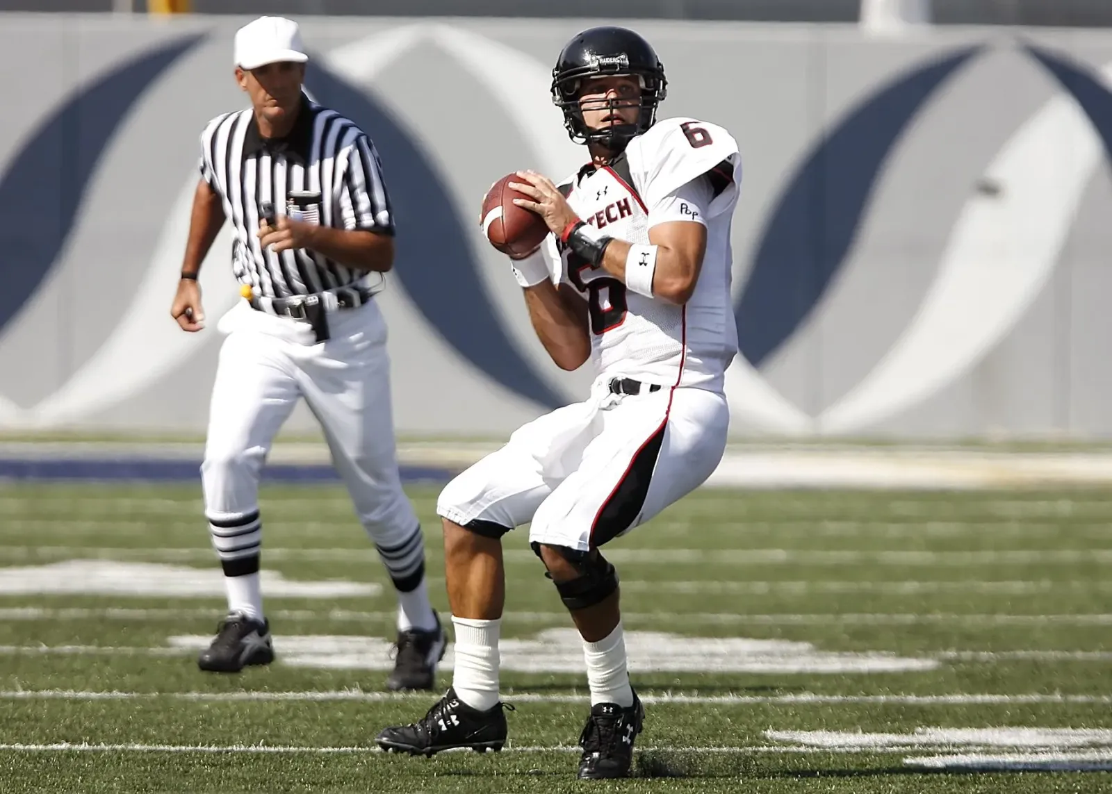 Imajen ne'ebé hatudu ekipa futebol kolejiu husi BCS era, hanesan Auburn 2004 no Texas 2008, ho unifórme no joga iha kampu, ho