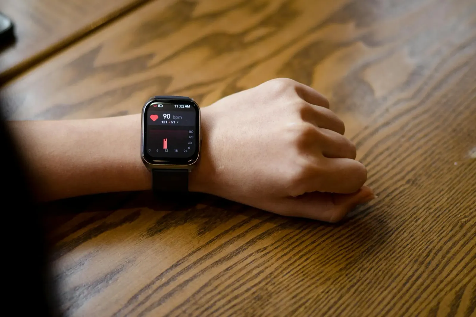 Imajen hatudu teknolojia AI, wearable fitness tracker no aparellu monitorizasaun diabetes CGM nu'udar simbolu inovasaun iha s