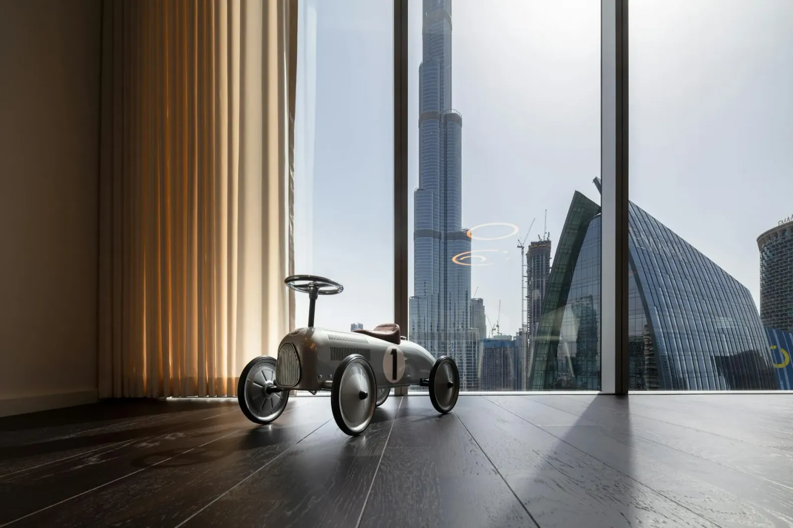 Imajen ida hatudu interiór uma luxu iha Burj Khalifa, Dubai, ho mobília modernu, ouro, no vista boot ba sidade, ne'ebé reprez