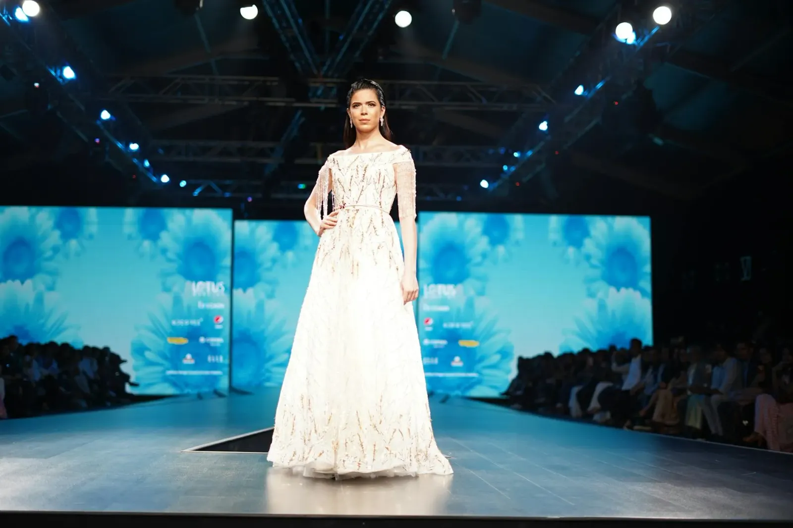 Desaiñer moda Anita Dongre iha pasarela ho modelu hatais roupa la uza kulit animal, hatudu moda cruelty-free ho sorrisu