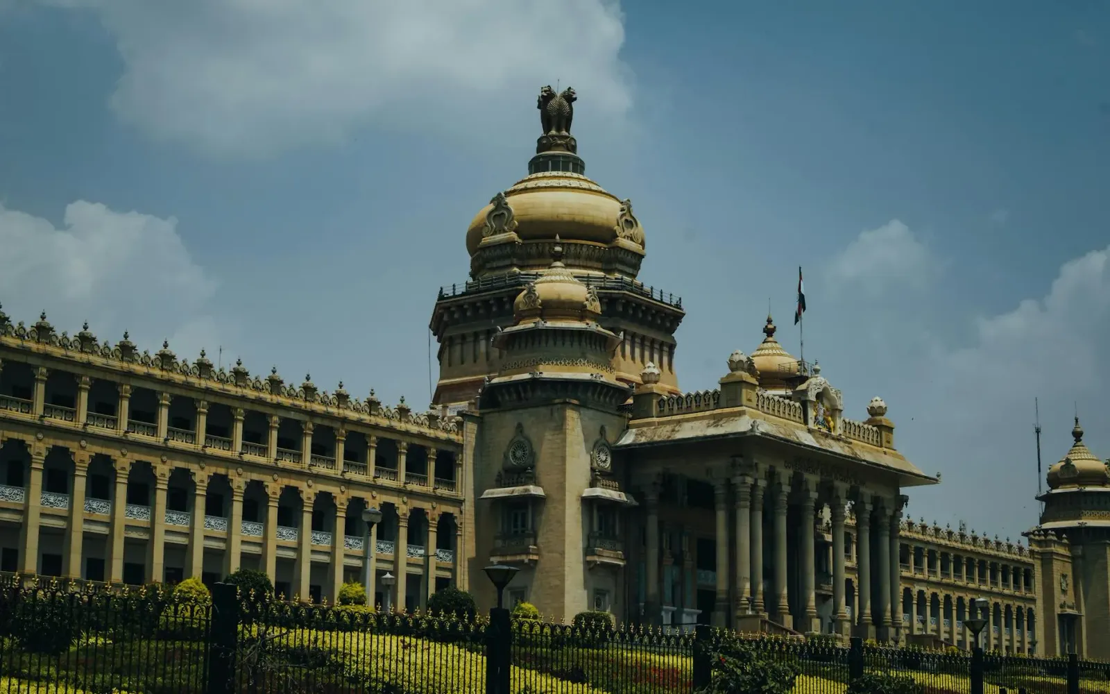 Imajen hatudu D.K. Shivakumar hanesan Xefe Ministru foun iha Karnataka, halao hela reuniaun ho ofisiais sira iha escritóriu g