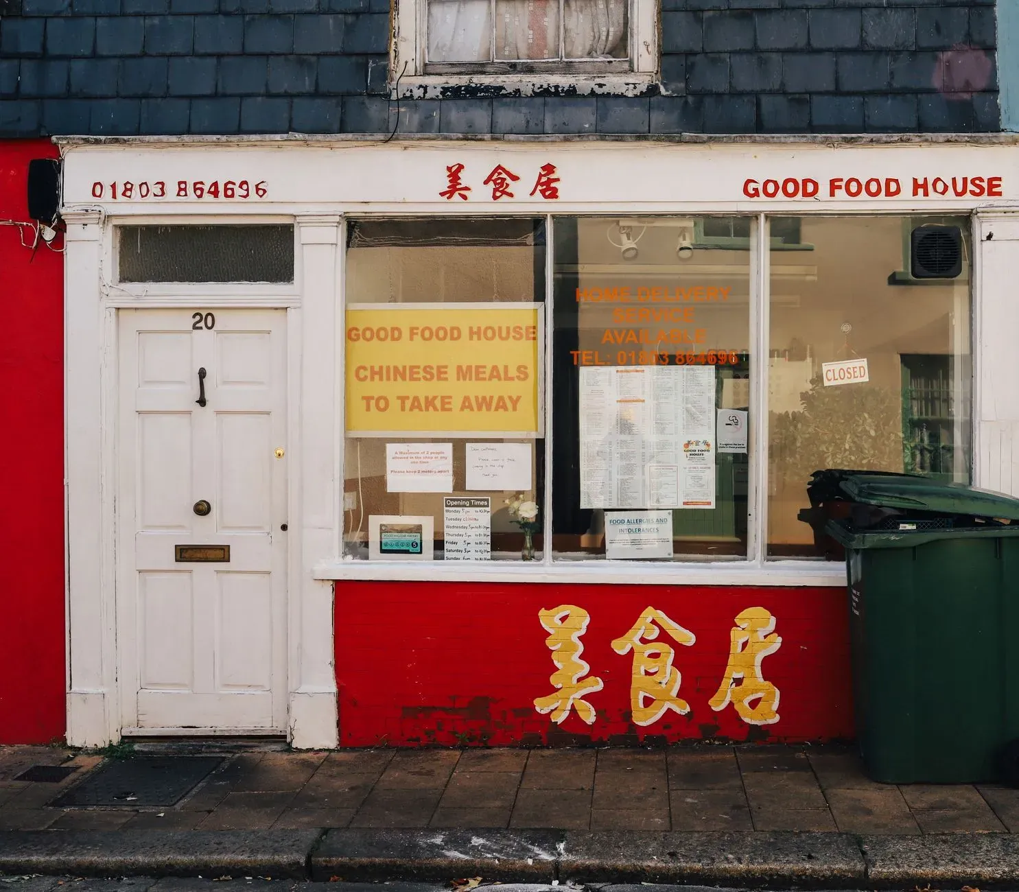 Imajen ida hatudu loja takeaway ne'ebé taka hela iha Exeter, ho avisu iha janela katak 'closed down forever' — hanesan sinal 
