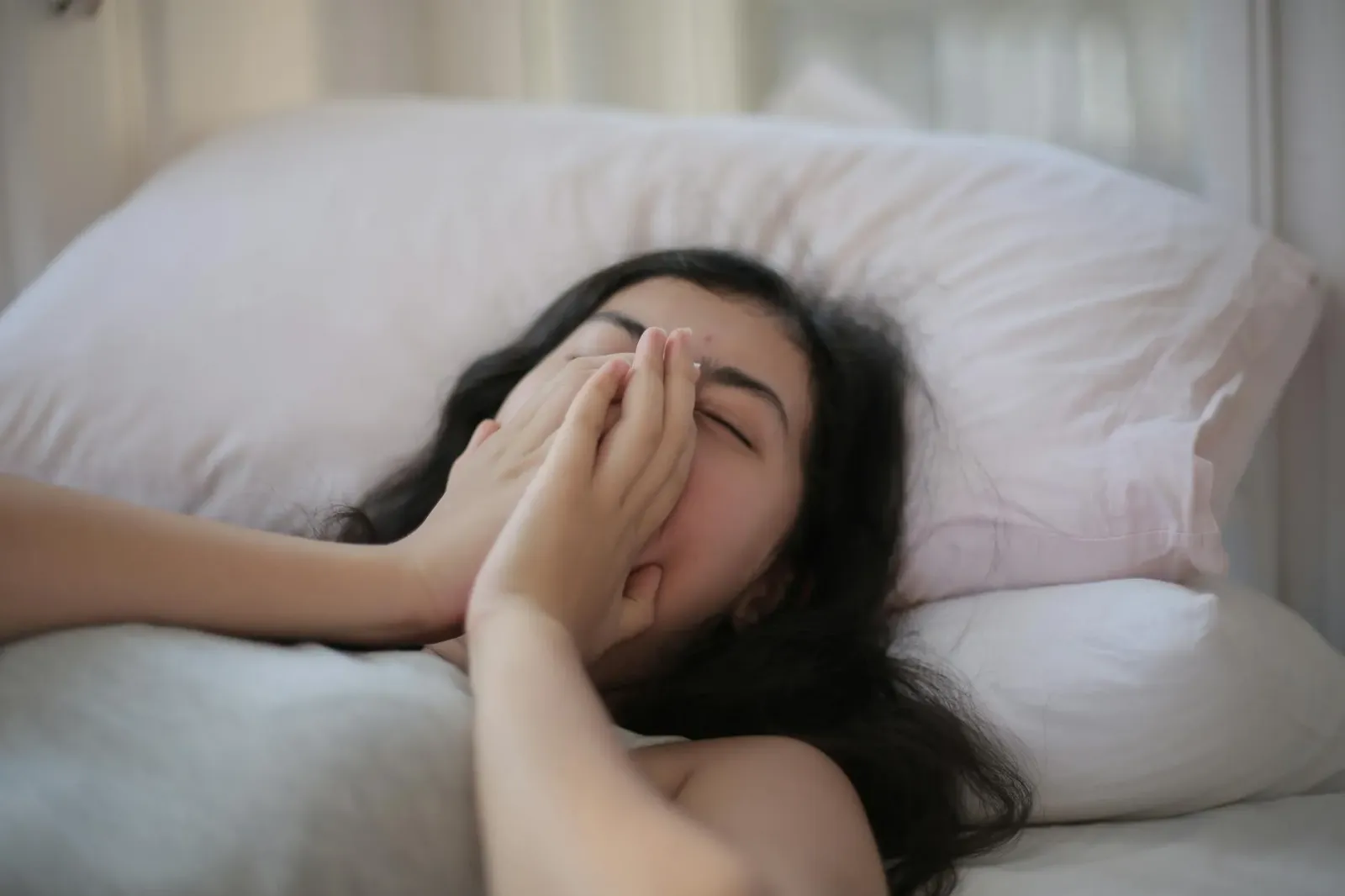 Ema ida hadeer husi kama iha kalan ho sentimentu preokupadu, ho luz ki'ik husi kuartu umiña iha kotuk, simboliza problema umi