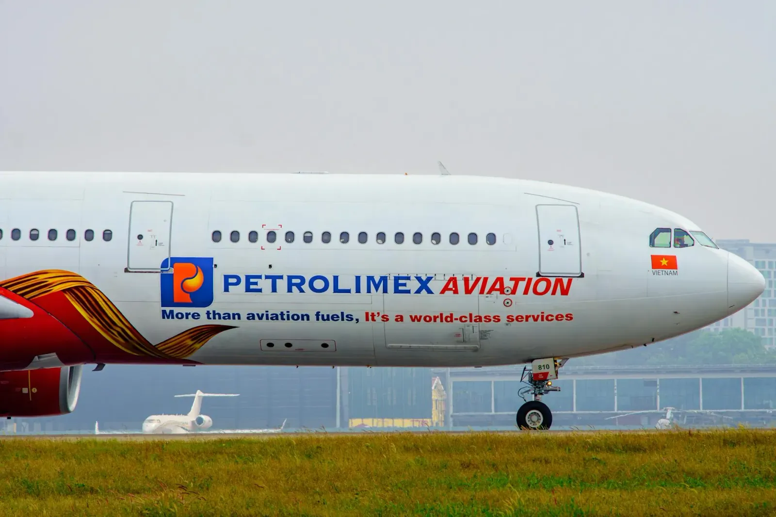 Imajen aviaun sira iha aeroportu ho fumaça kombustível no tempu nakukun, hatudu krise finanseira iha indústria aviasaun globa