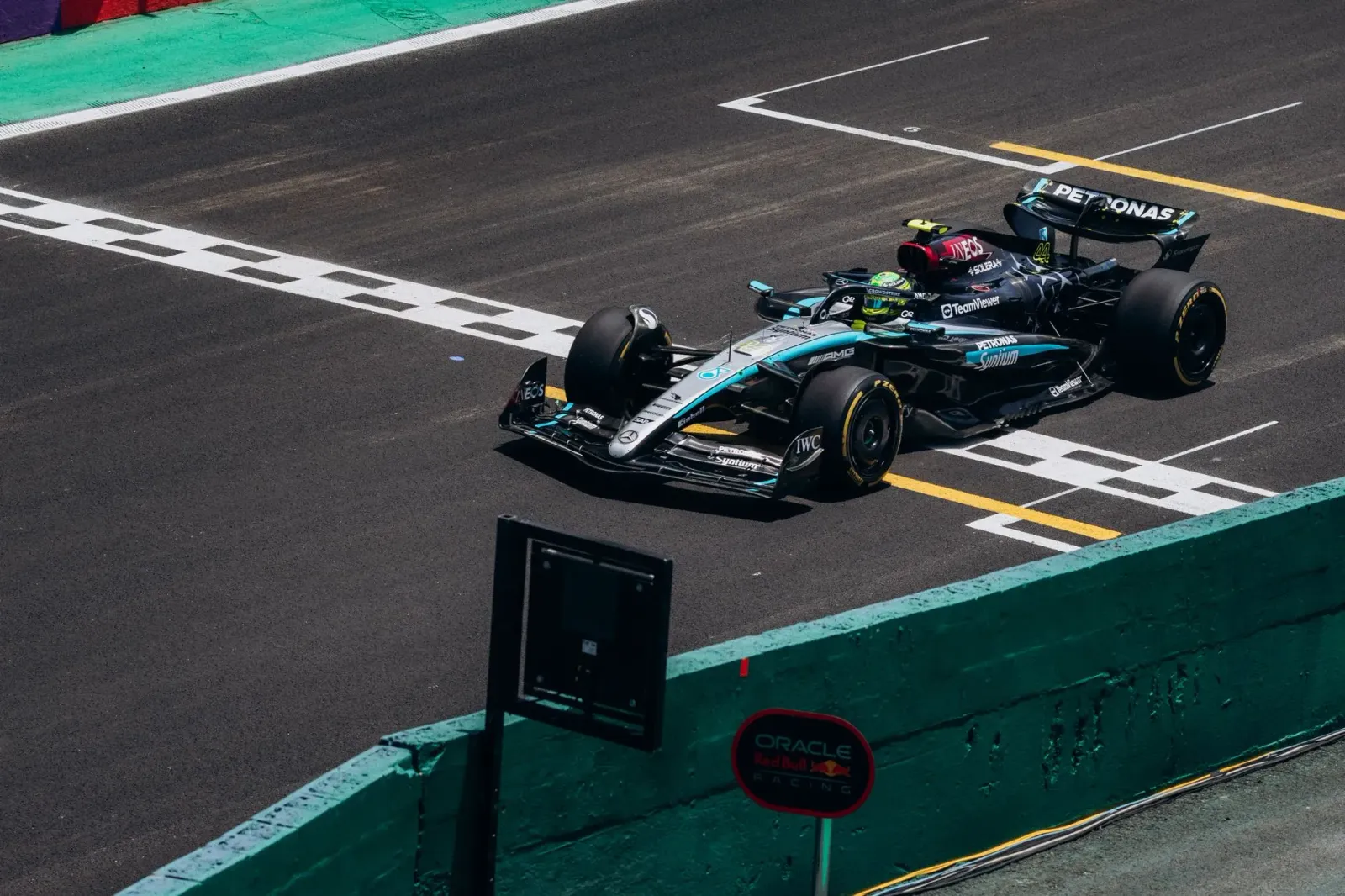Imajen detallu kona-ba kompleksu desportu ho investigasaun no Formula 1 Monaco iha loron ne'e, mostra sira nia espektadór no 