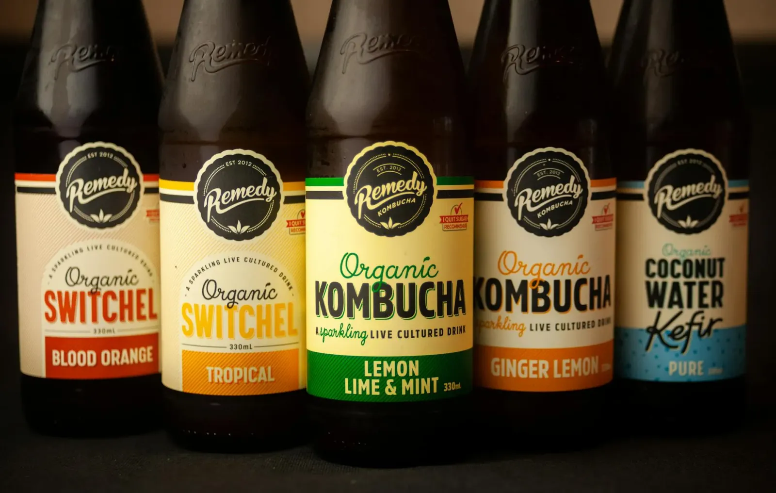 Imajen hatudu bebida fermentadu hanesan kefir no kombucha iha kopu kristal, ho kale no limão, ne'ebé reprezenta saúde tripa n