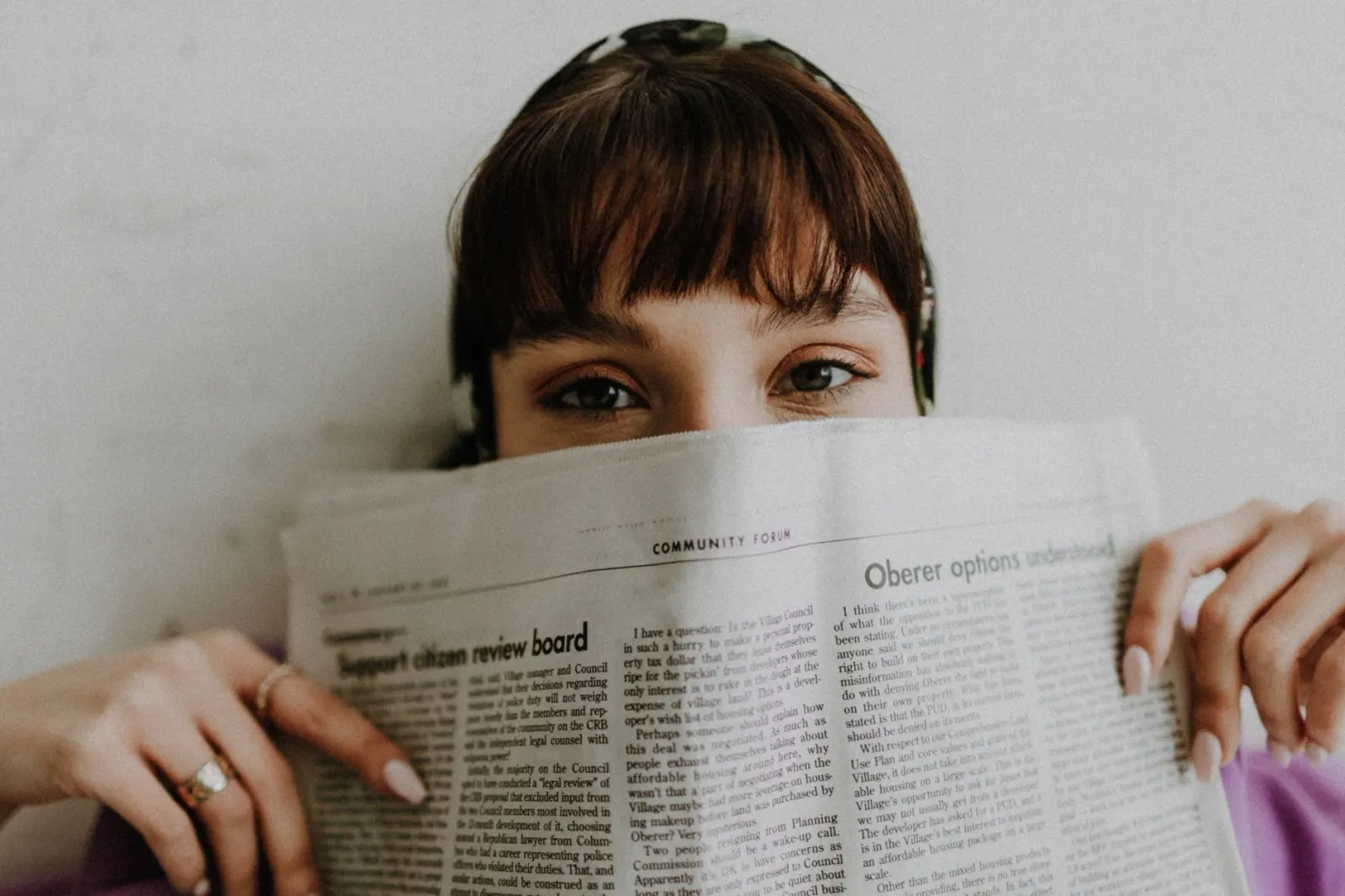 Ema ida lee jornal barak ho matan kritiku iha meja, hatudu katak ita presiza analiza informasaun ho didi'ak.