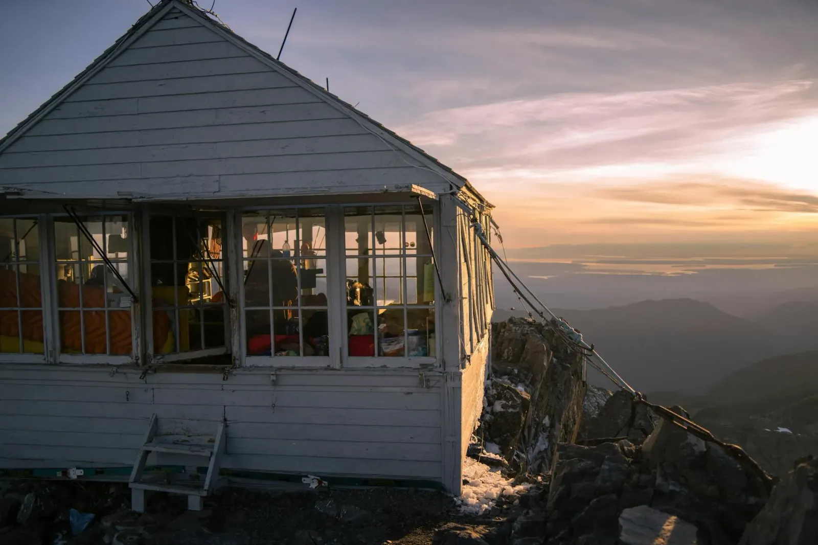 Observadór fogo ida hela iha torre iha leten foho iha British Columbia, ho loron-kraik iha kotuk, hatudu natureza boot no tek