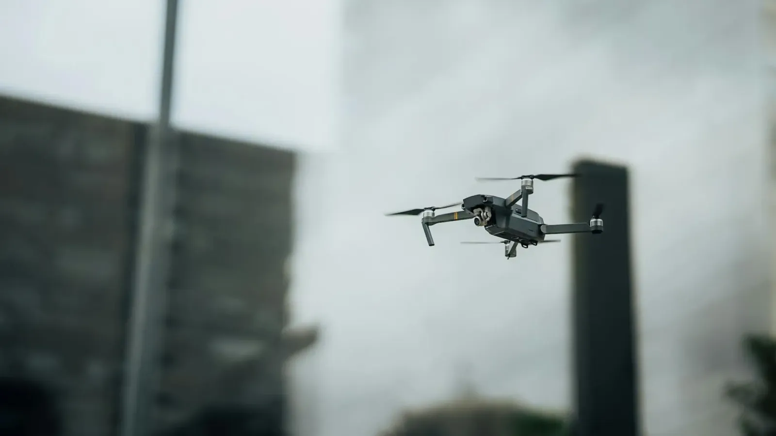 Imajen ida hatudu drone interceptor ne'ebé flutu iha lalehan, ho teknolojia modernu, no iha fundu nia negósiu no seguransa gl
