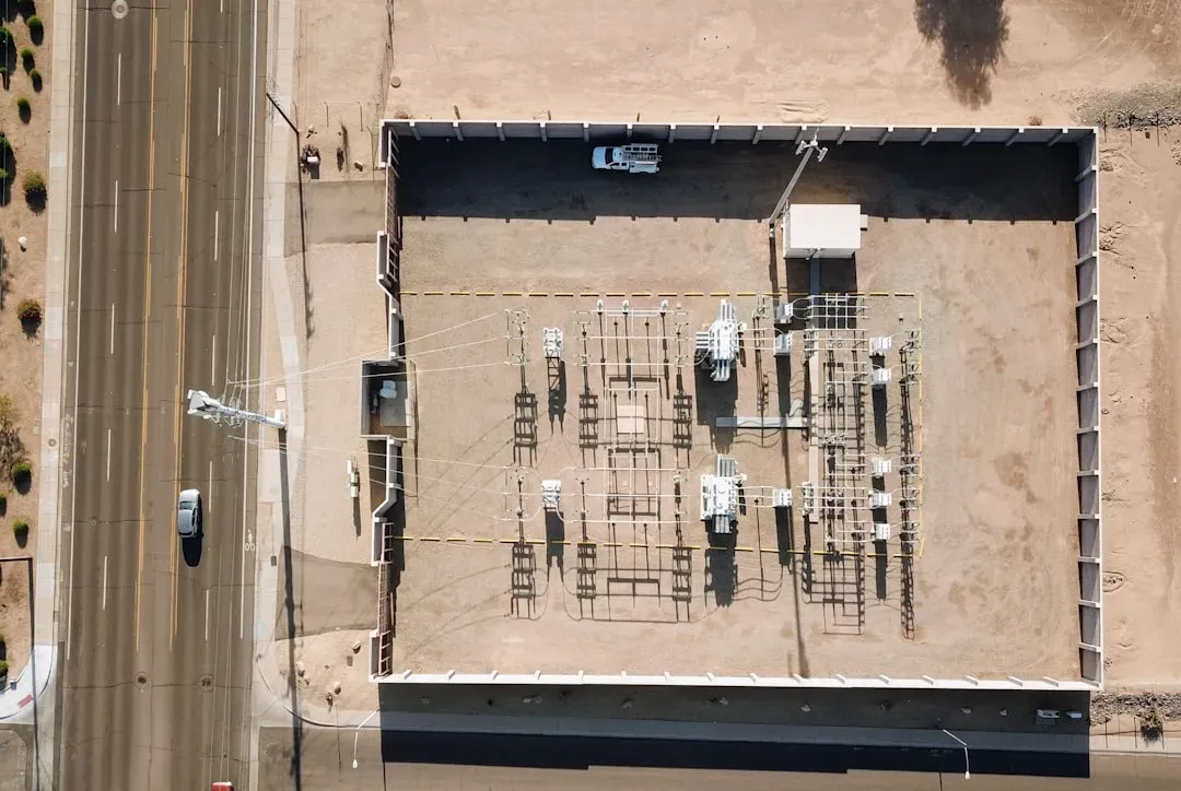 Imajen hatudu konstruksaun data center ho teknolojia drone iha rai lokal, ne'ebé reprezenta mudansa teknolojia iha komunidade