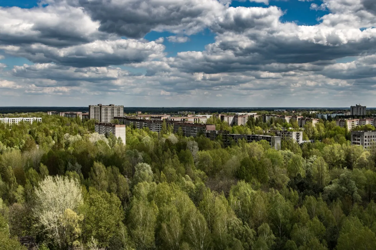 Imajen drone ataka instalação armazenamento nuclear fuel iha Chernobyl, ho nuvem fumaça no edifísiu antigo