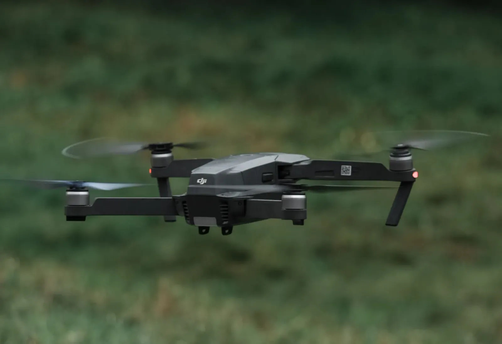Drone submarinu autonómu husi pakitu AUKUS iha tasi laran, ho luz azul no ekipamentu avansadu