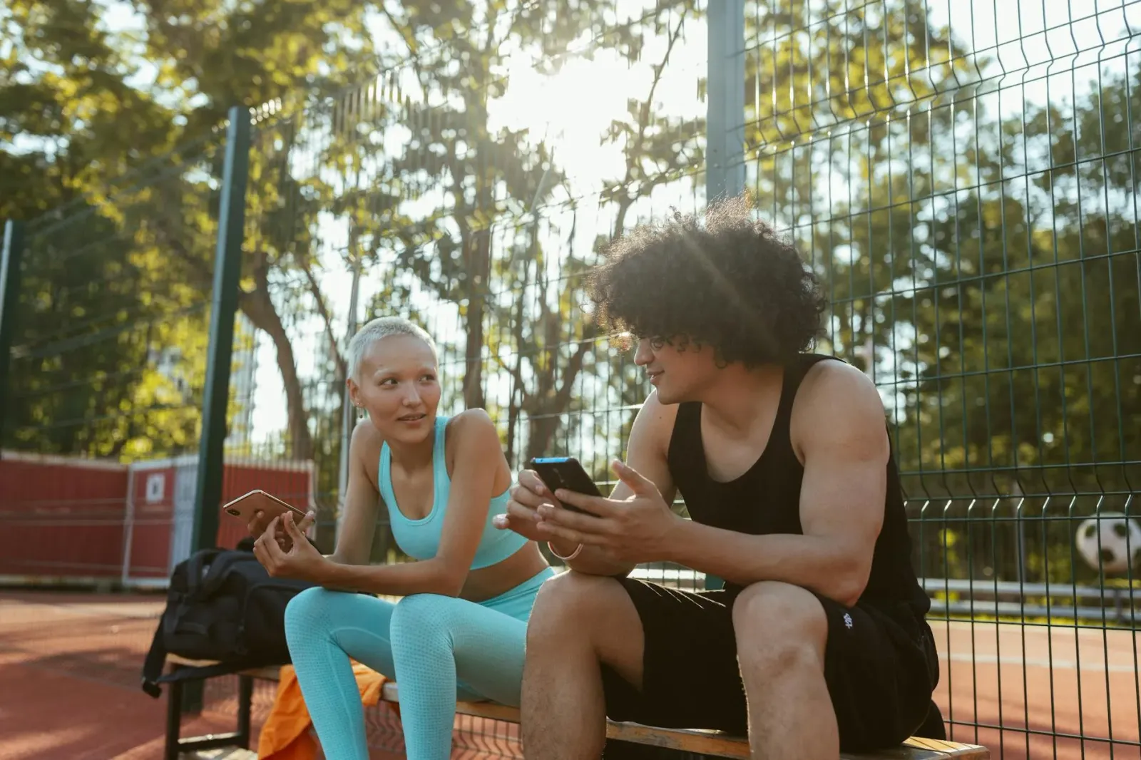 Ilustrasaun kona-ba casal millennial iha Bengaluru ho smartphone no elementu basket, reprezenta ligasaun entre entretenimentu