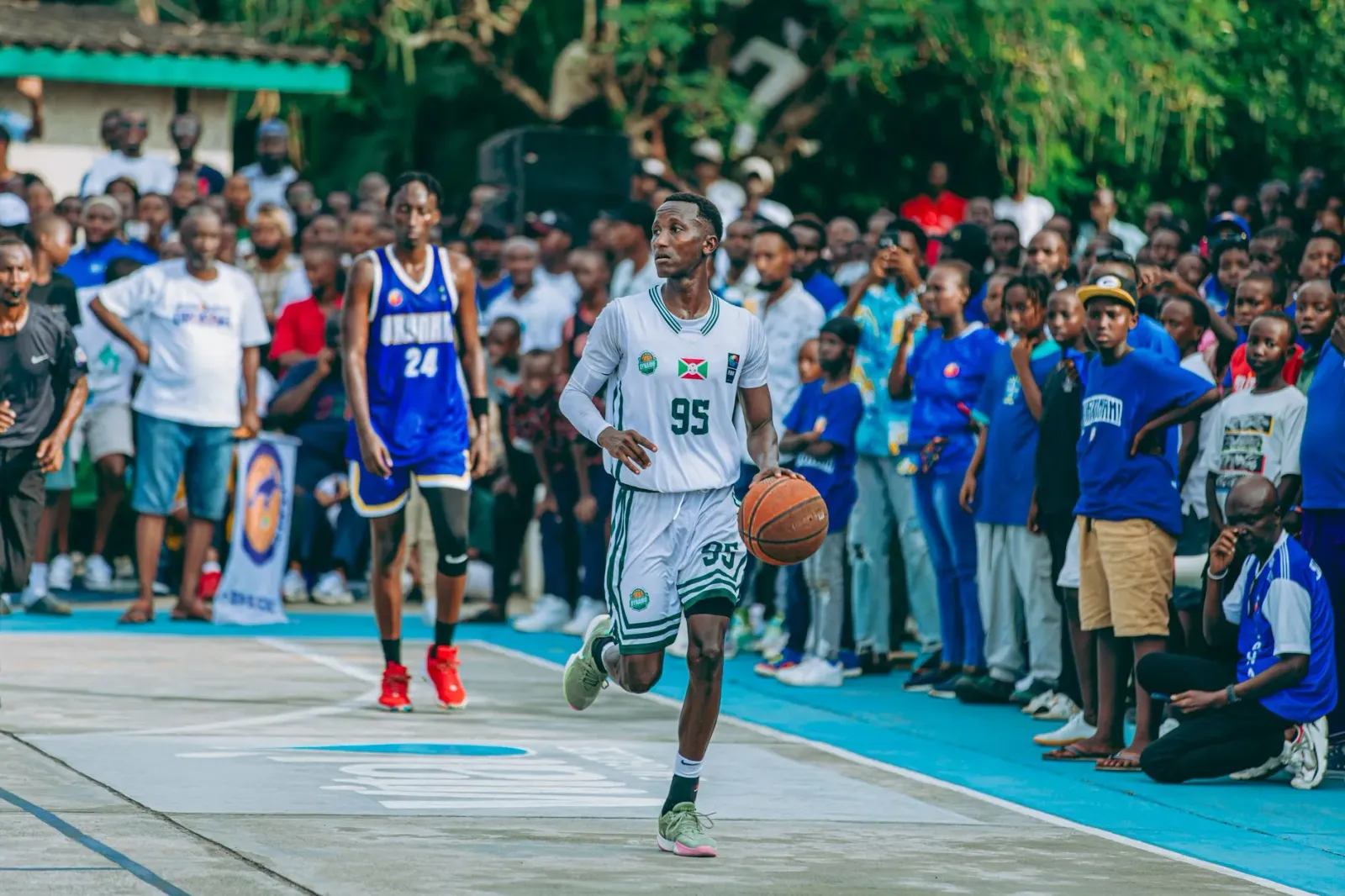 Imajen ilustrasaun kona-ba liga basket foun Project B ho jogador sira iha kampu no bandeira globál atu hatudu natureza intern