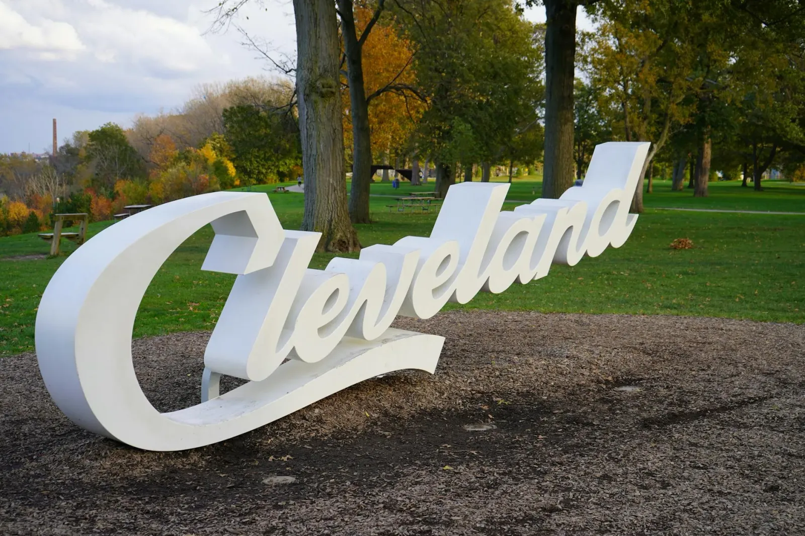 Imajen ida hatudu sinál 'Pool Taka' iha Cleveland, Ohio, ho ema laiha iha leten, hanesan ezemplu problema pool publiku.