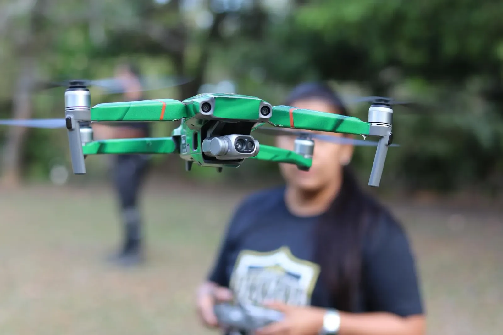 Estudante feto ho uniforme teknolojia no drone pilotu sertifikadu DGCA iha kampo treinu, ho sorrisu no konfiante, iha loron l