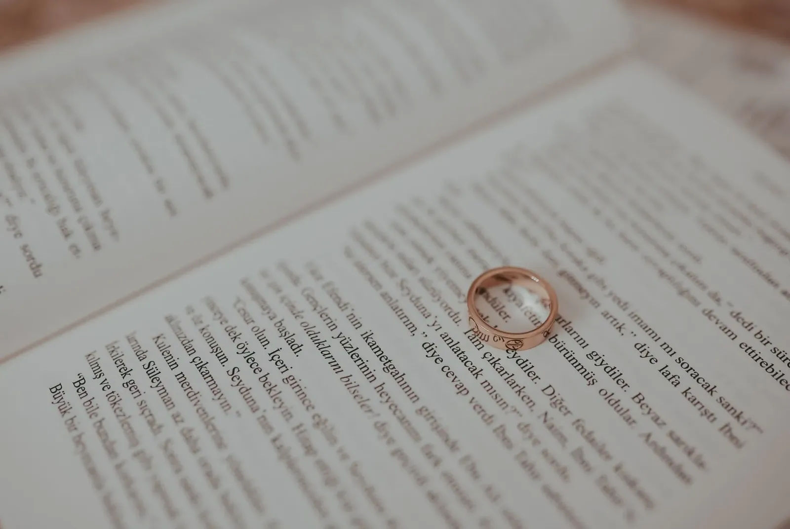 Livru 'Lord of the Rings' ho sinu douradu iha leten, hanesan símbolu ba IP ne'ebé ita presiza proteje