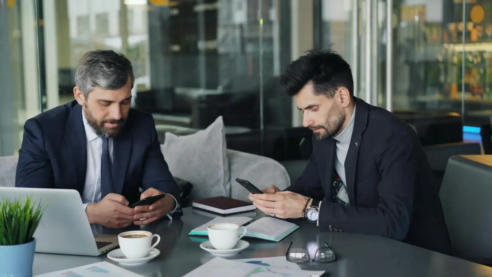 Imajen ne'ebé hatudu kolaborasaun entre empresa teknolojia sira iha mundu globál, ho ligasaun entre hub sira no kontrolu AI n