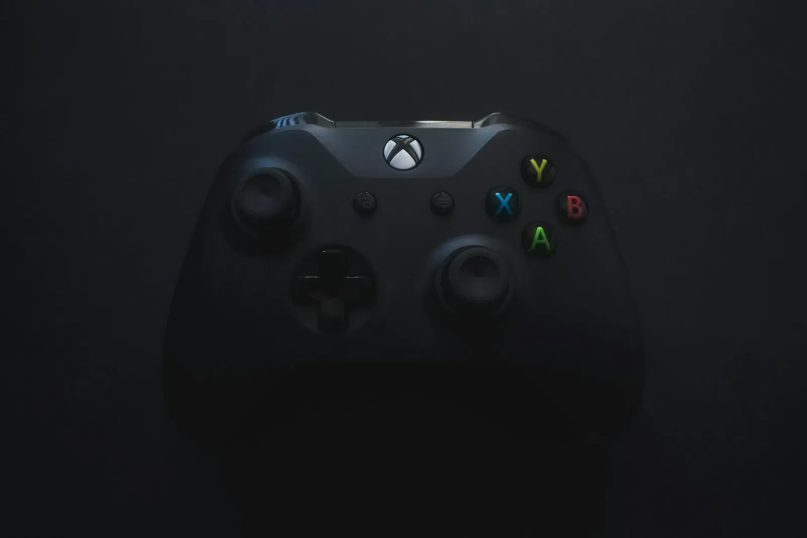 Imajen ida hatudu kontroladór Xbox ho logo Gears of War no fundu neon, hodi ilustra ekskluzividade jogu ba plataforma Microso