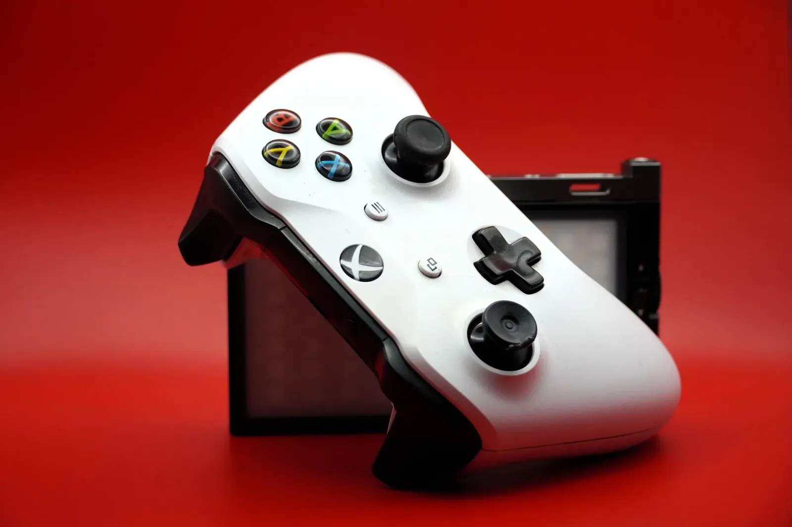 Konsola Xbox no PlayStation iha mesa, ho kontrolador no jogu foun sira, komparasaun ba ita hili