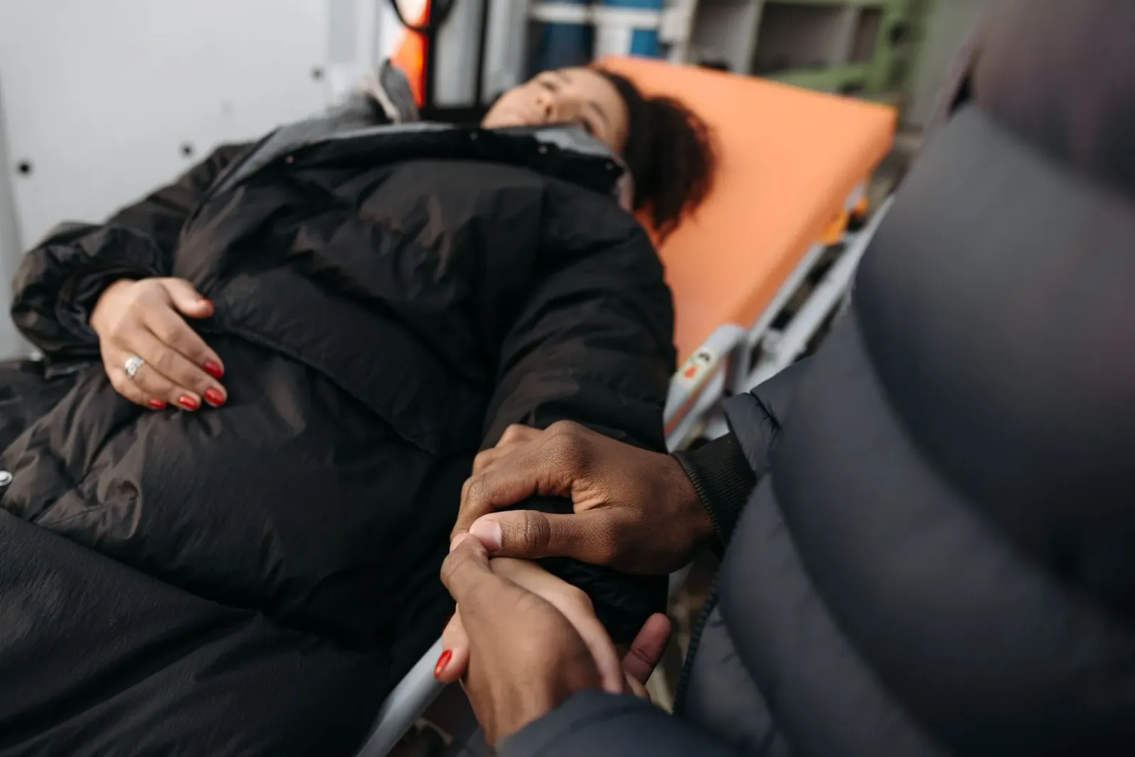 Feto tribu ida iha ospitál governu iha Akola, India, lori ninia la'en moras iha kotuk tanba la iha stretcher ka kadeira roda.