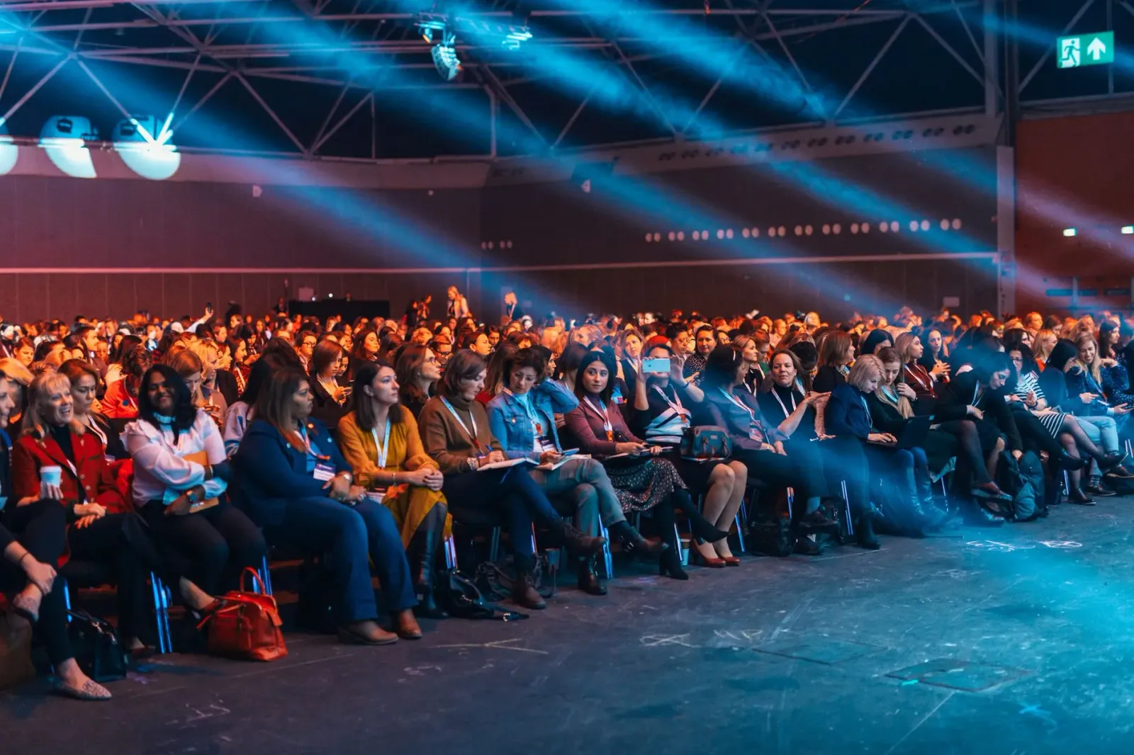 Haree husi auditoriu boot iha eventu Android Show 2026, ho ekrã boot hatudu logo Android no AI ikon, ema barak tuir hela apre