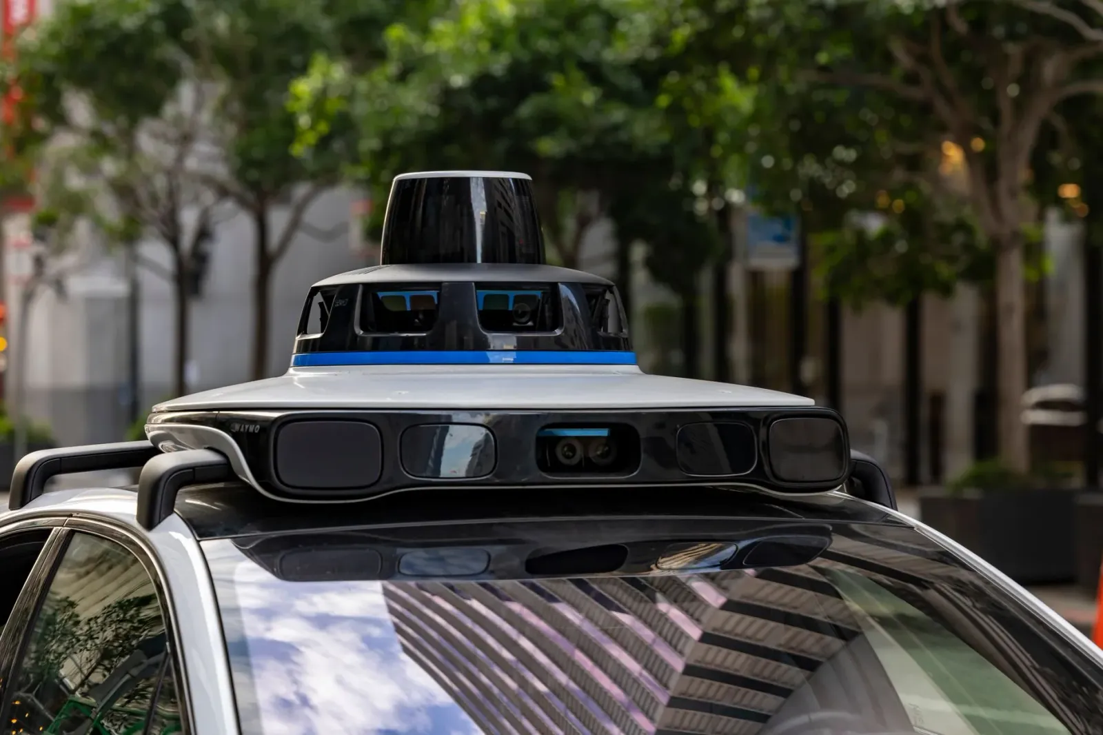 Karru autónomu modernu iha estrada Londres nian, ho AI no teknolojia sensor. Iha kotuk, labarik sira gosta hela ho projetu ST