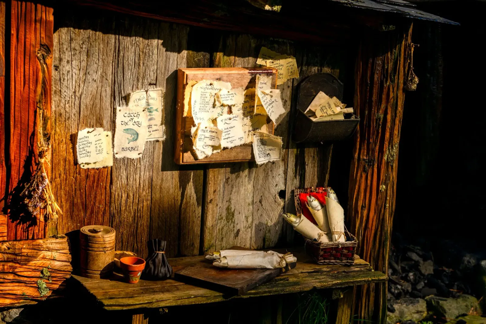 Imajen ida hatudu ema lee livru Lord of the Rings iha meja, ho komputadór iha kotuk, ne'ebé simboliza desizaun atu kontinua h