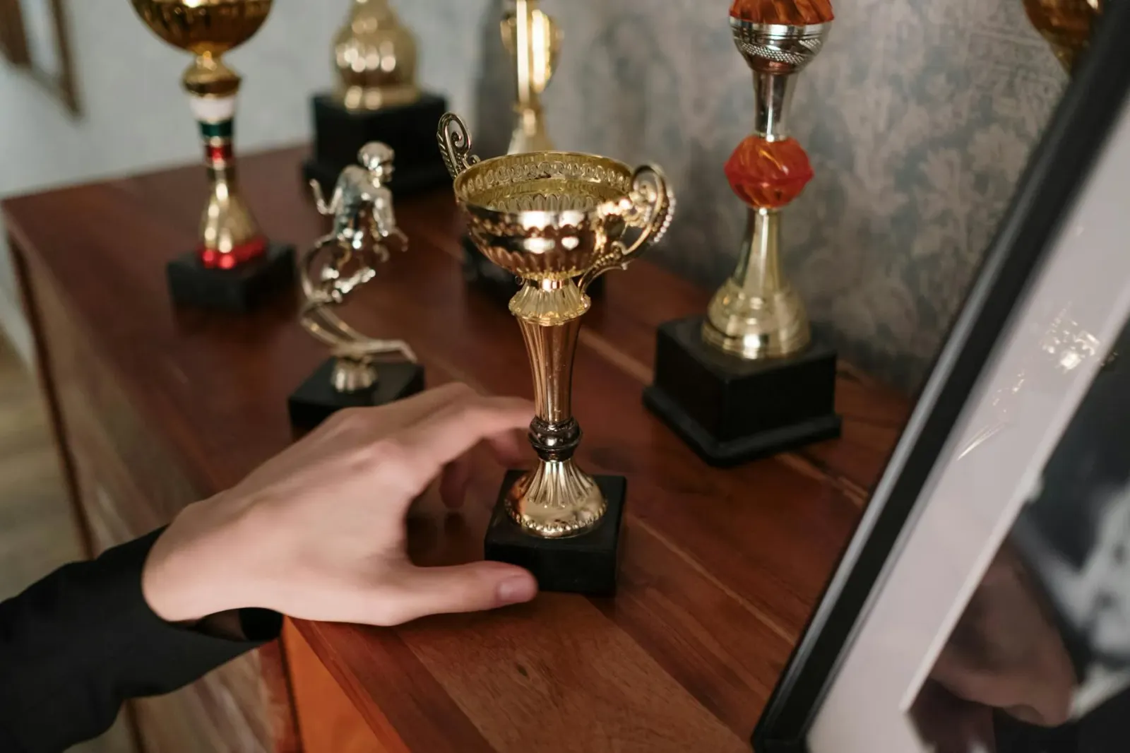 Imajen kona-ba Virat Kohli hodi troféu IPL depois manan, ho RCB ekipa, hatudu alegria no sucesso ne'ebé hein naruk.