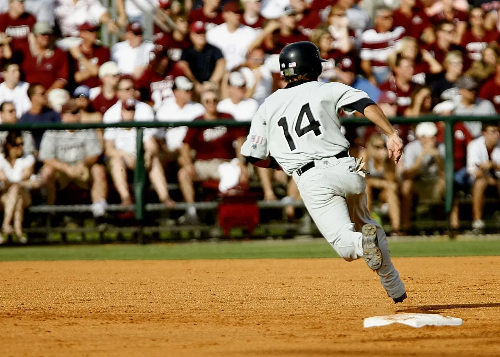 Jogadór beisbol iha uniforme hala'o hela iha estadiu ho torcedor barak iha kotuk, ilustra movimentu Austin Slater ba Tampa Ba