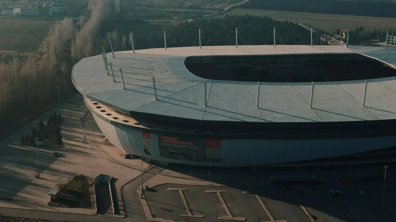 Imajen kompozisaun hatudu estadiu futebol ISL, ringue UFC, no fulan cannabis, ho nia liafuan 'Desportu no Saúde' iha fundu ma