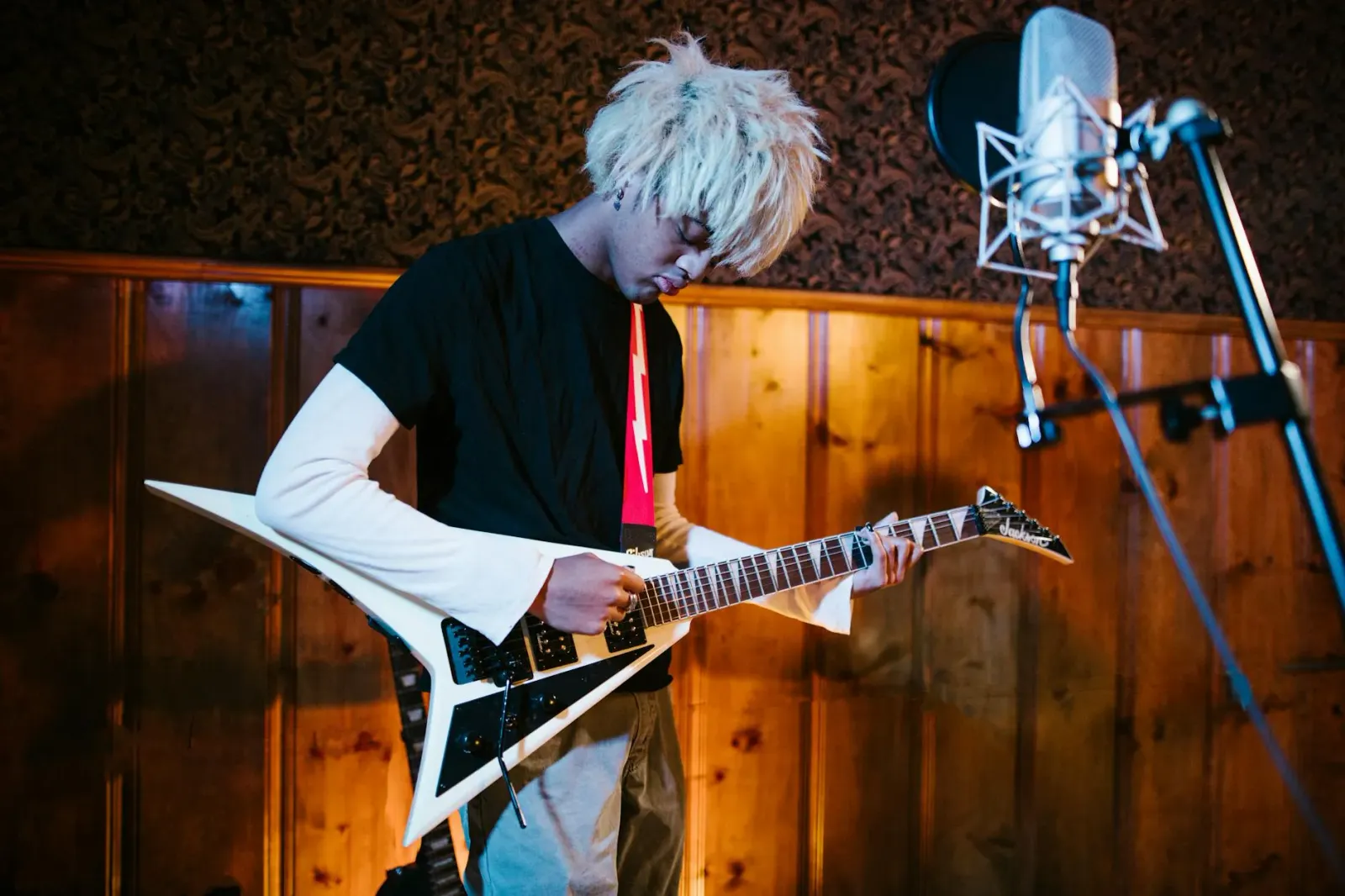 Ilustrasaun konseitu husi série live-action Jem and the Holograms ho estilu modernu no teknolojia stream