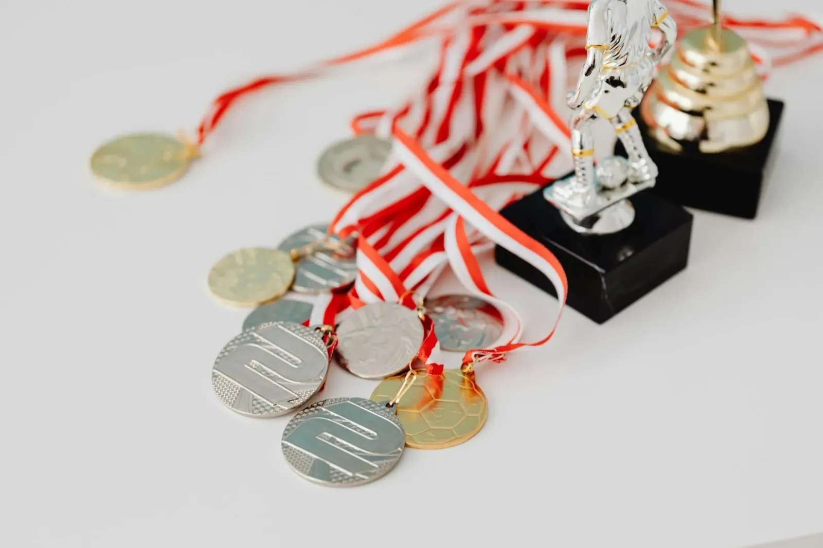 Atleta husi Índia manán medalha ouro iha World Yogasana Championships, ho bandeira Índia iha kotuk, sorriso no orgullu.