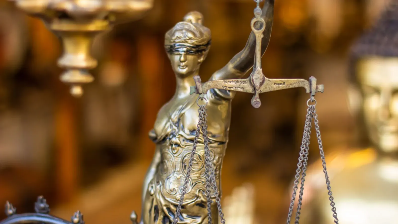 Imajen ilustrativu kona-ba balansa justisa ho edifísiu governu Punjab iha fundu, simboliza meritokrasia