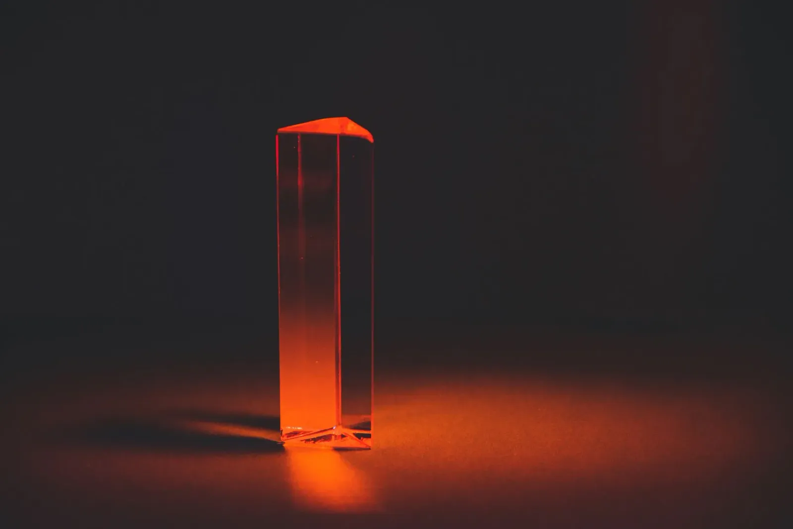 Ima jen husi kristal ne'ebé uza iha peskiza atividade Raman óptika liu husi ordem ferroaxial, ho luz polarizada sirkularmente