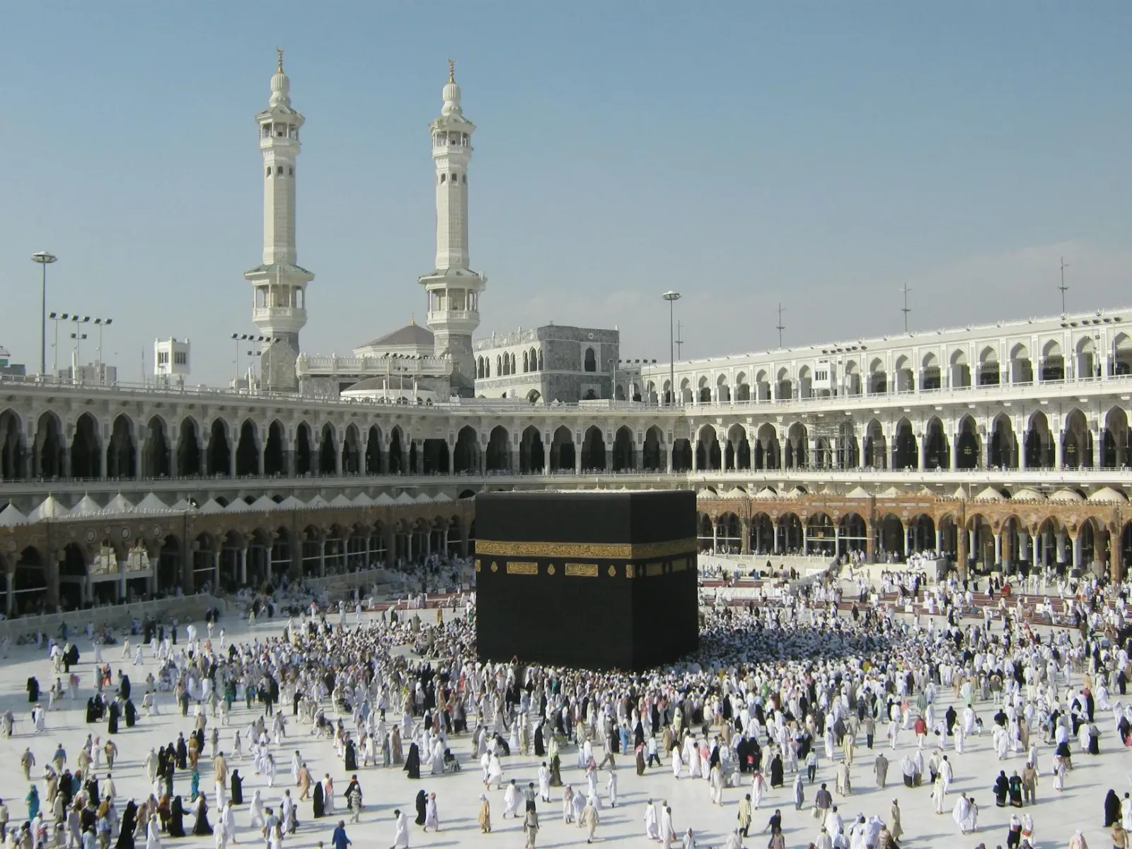 Peregrinu sira uza teknolojia inteligente iha Hajj, ho sensor no dashboard dadus hodi monitoriza fluxu no seguransa.