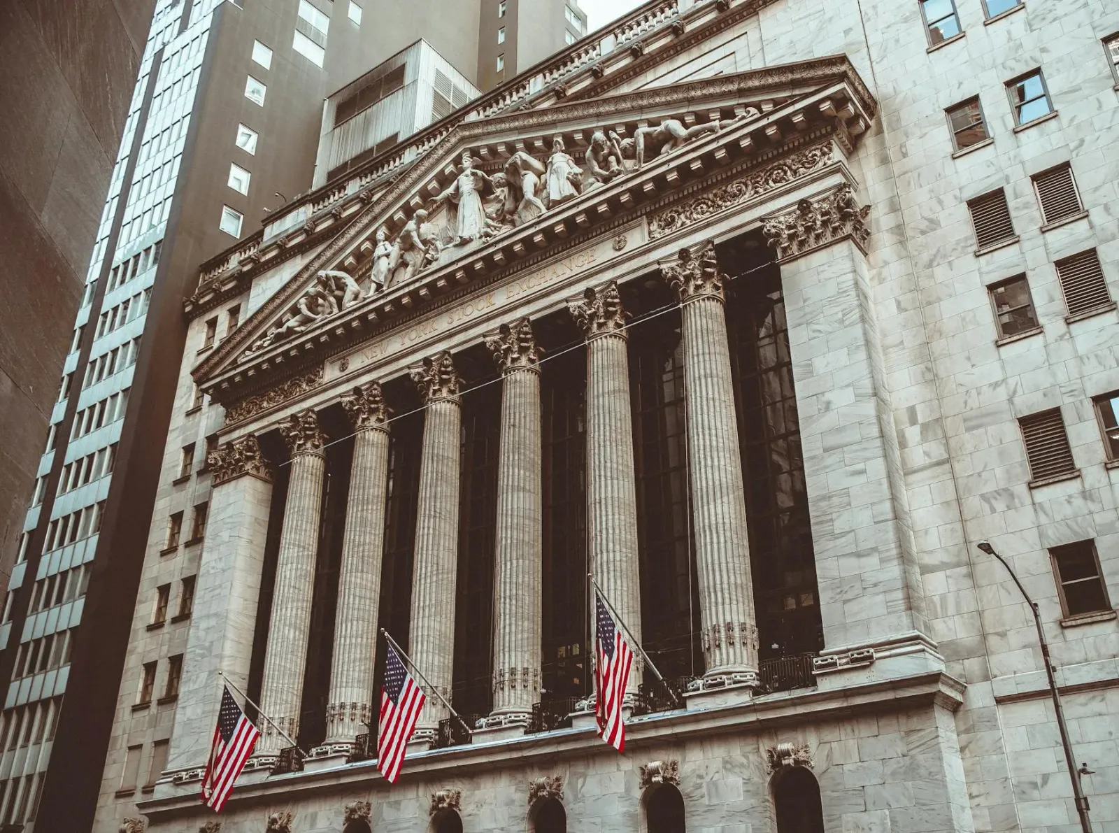 Estrutura modernu Blue Owl Capital nia edifísiu iha sidade New York, hatudu oinsá finansa privadu opera iha mundu kontemporan