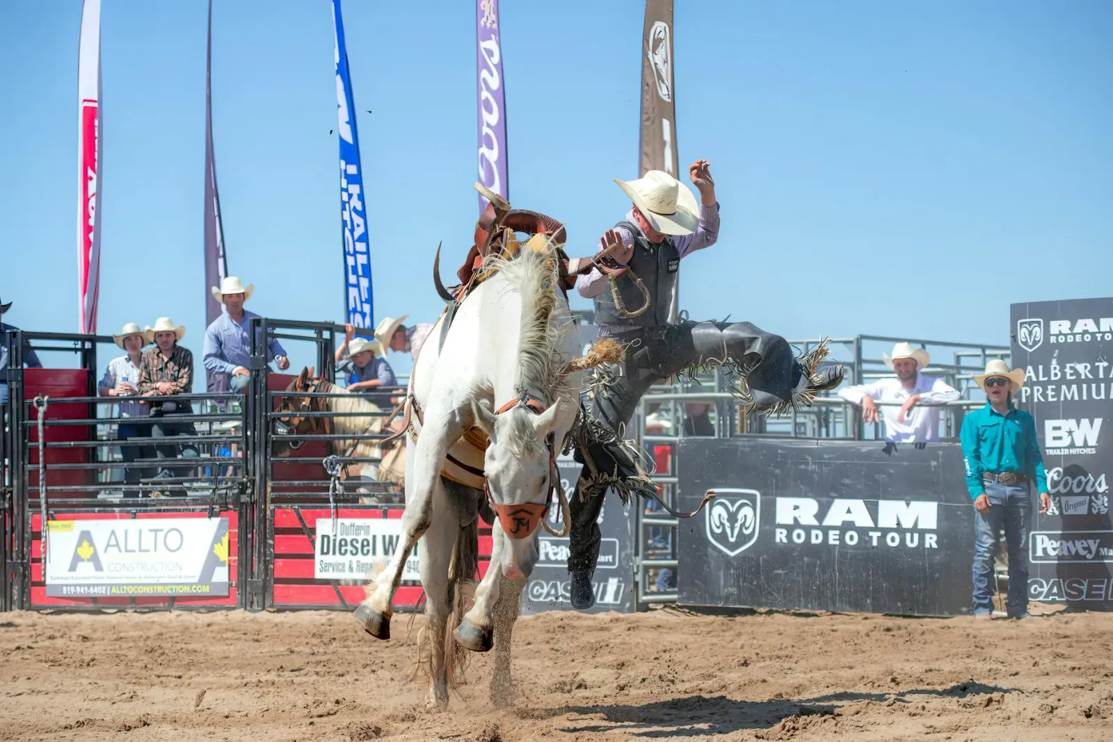 Imajen husi konsertu Reno Rodeo ho ema barak no artista Dylan Scott iha palco iha loron 17 Juñu 2026, hatudu atmosfera animad