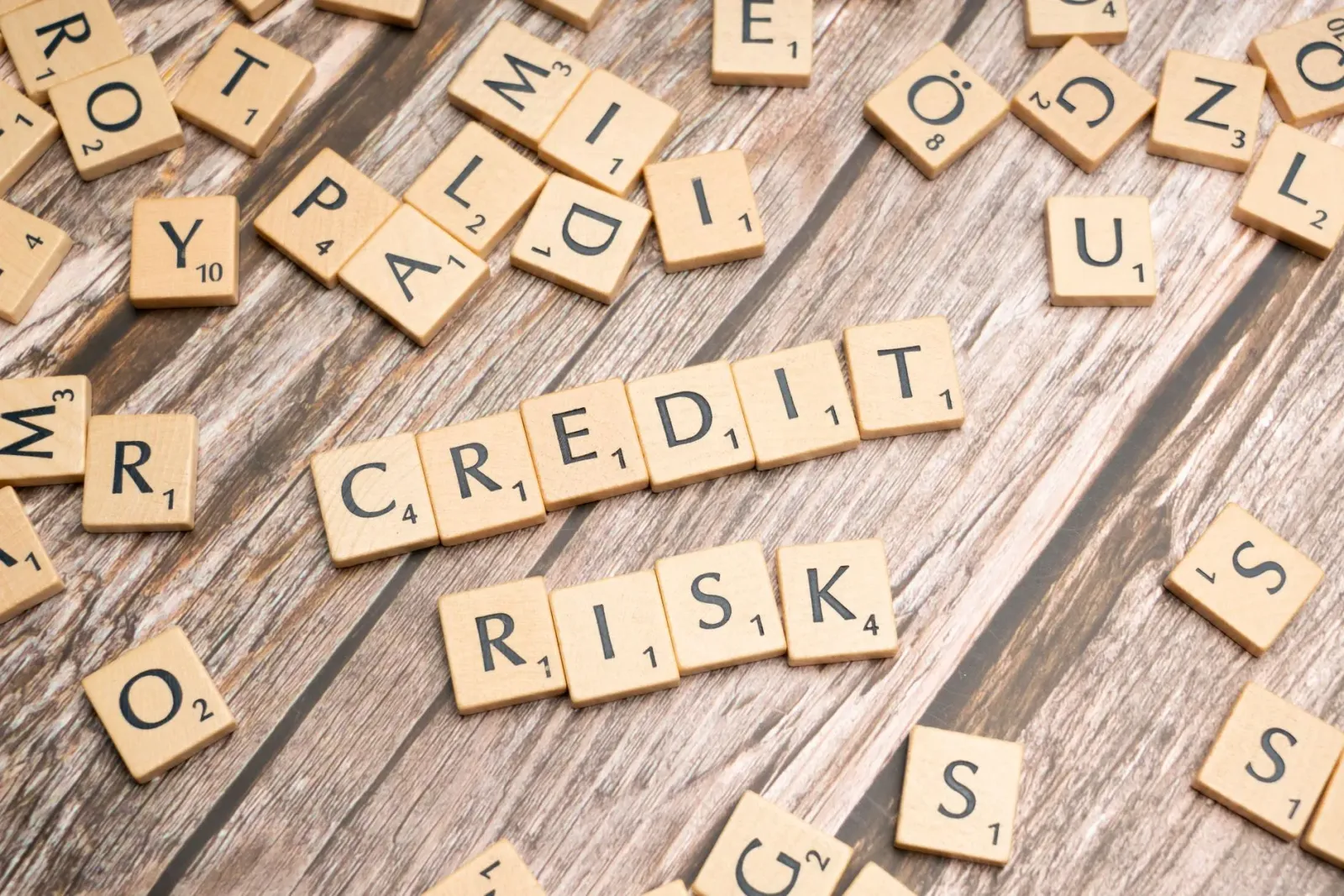 Analiza risku negósiu ho AI no mudansa rating kreditu iha merkadu finansa