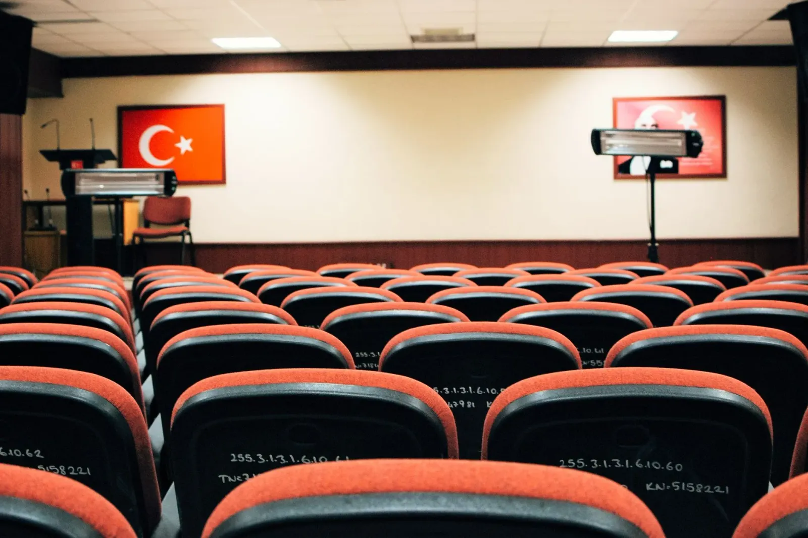 Foto ida ne'ebé hatudu jerente negósiu sira tuur hamutuk iha sala reuniaun, ho dokumentu no komputador, hanesan representasau