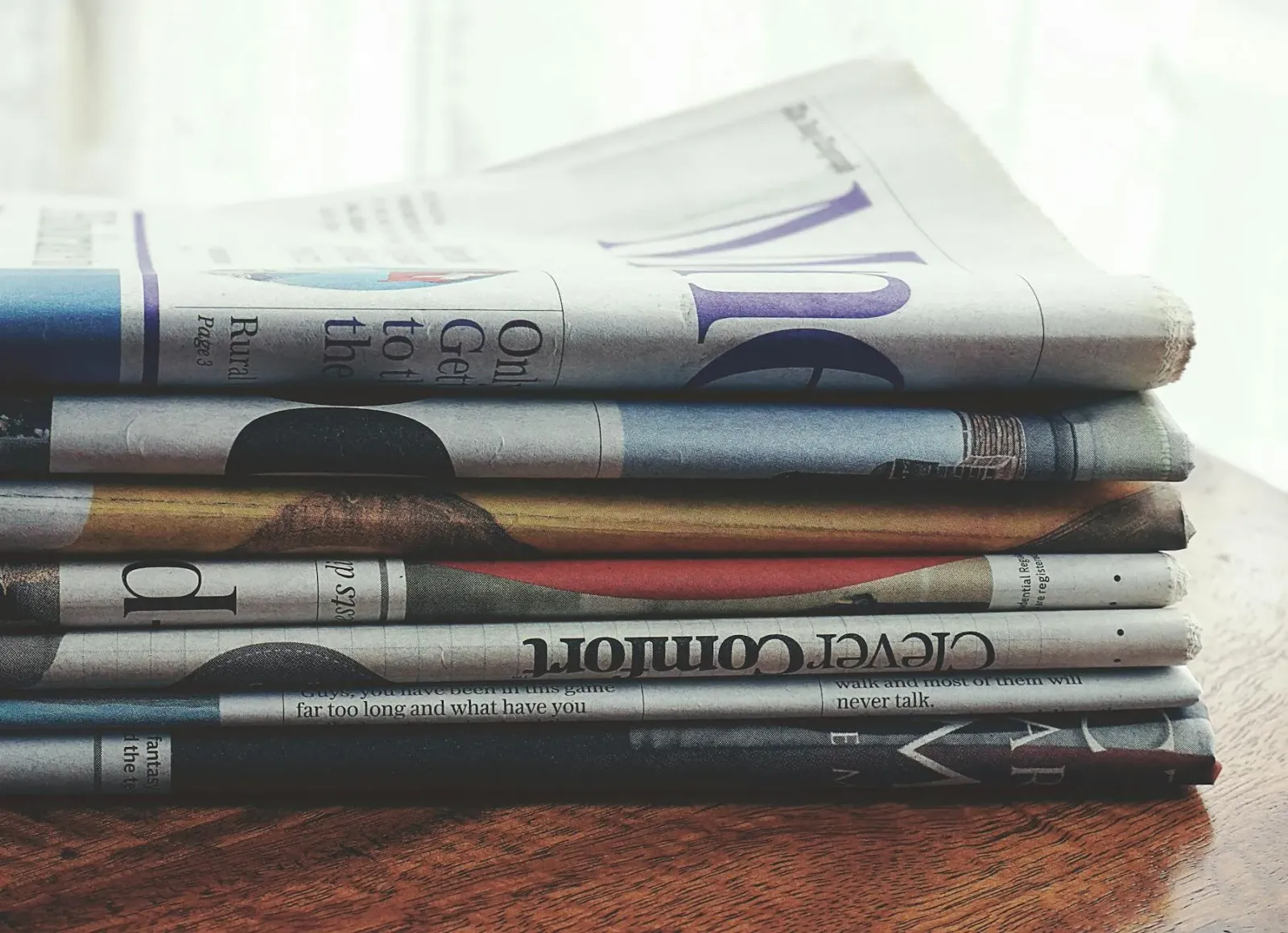 Jornál ho titulu notisia barak, hatudu variedade istória kona-ba polítika, desportu no media, iha meja ida ho luminária.