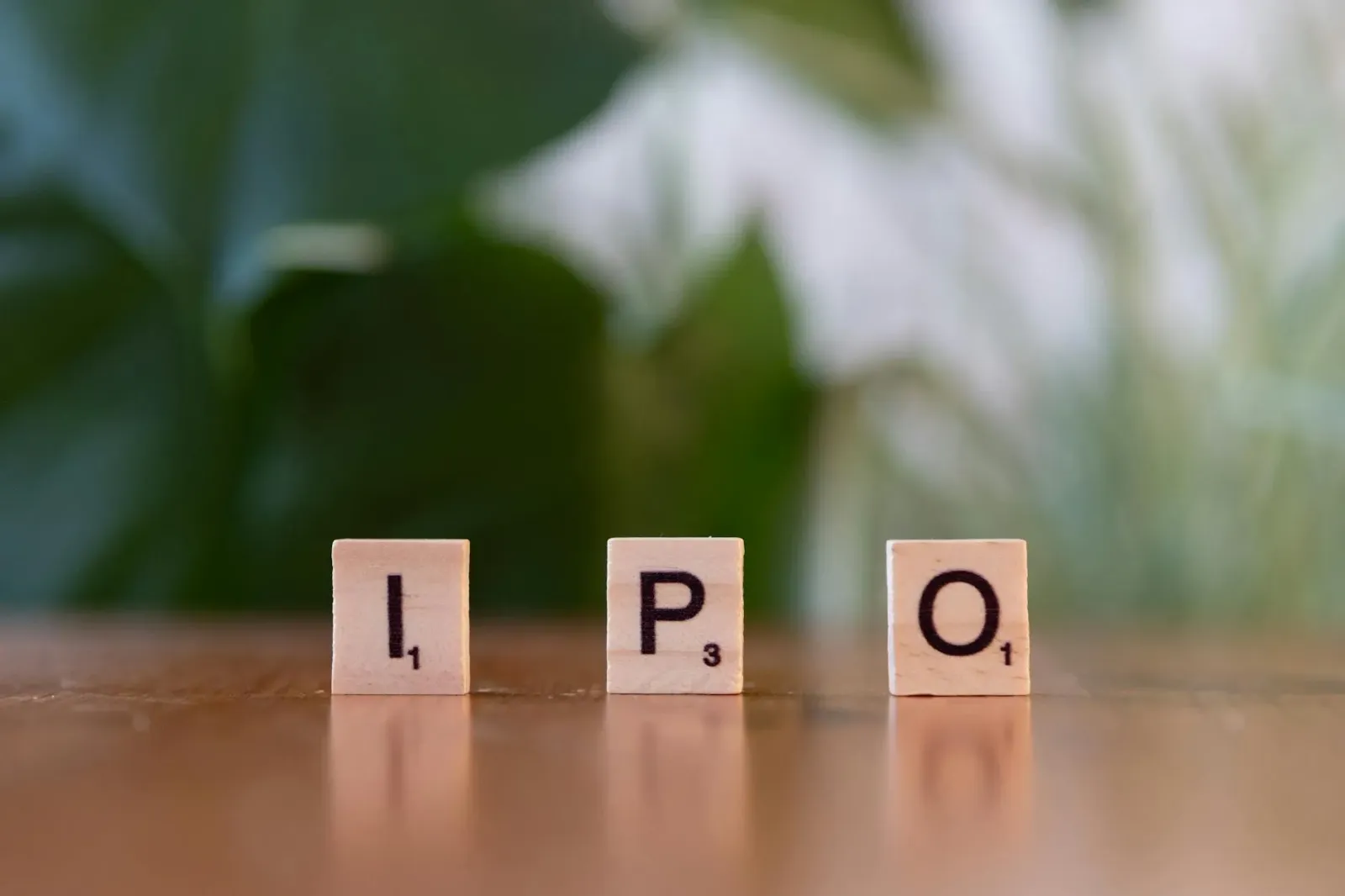 Imajen konseituál ne'ebé hatudu gráfiku finanseiru, dokumentu IPO, no símbolu fraude, ho fundu azul no elementu teknolojia, a