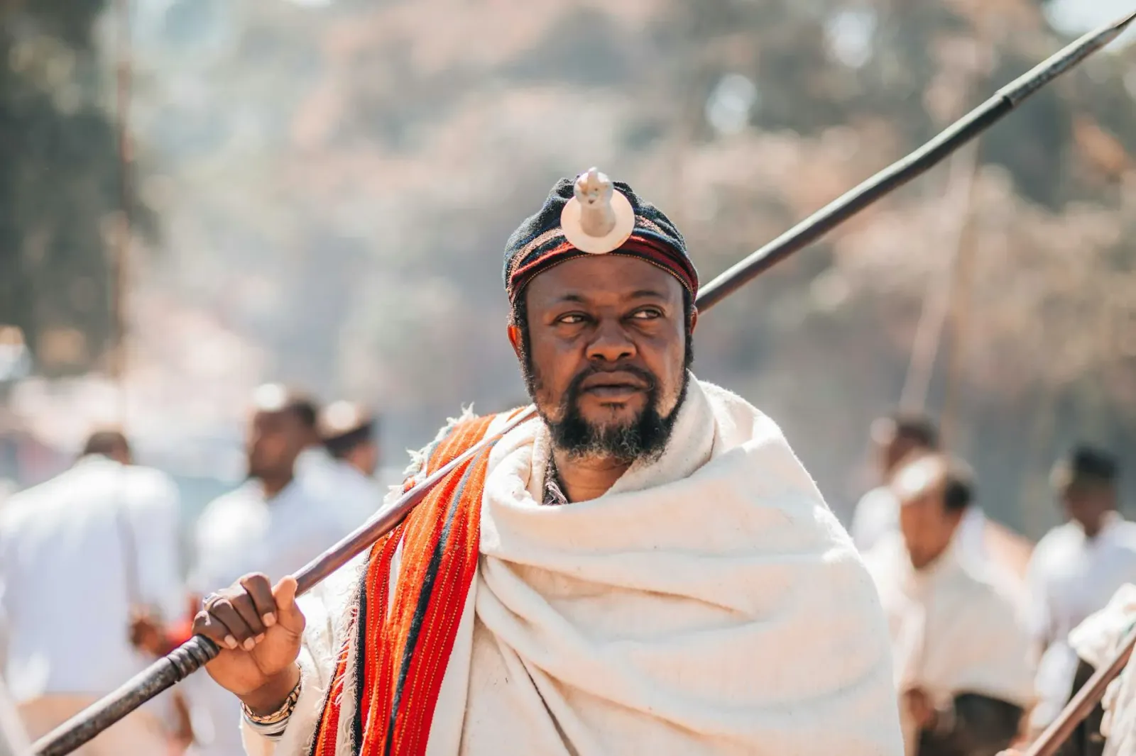 Ilustrasaun kona-ba lider tribal Birsa Munda, labarik kiik ne'ebé kuidado, no mapa mundu ne'ebé hatudu tensaun politika – han