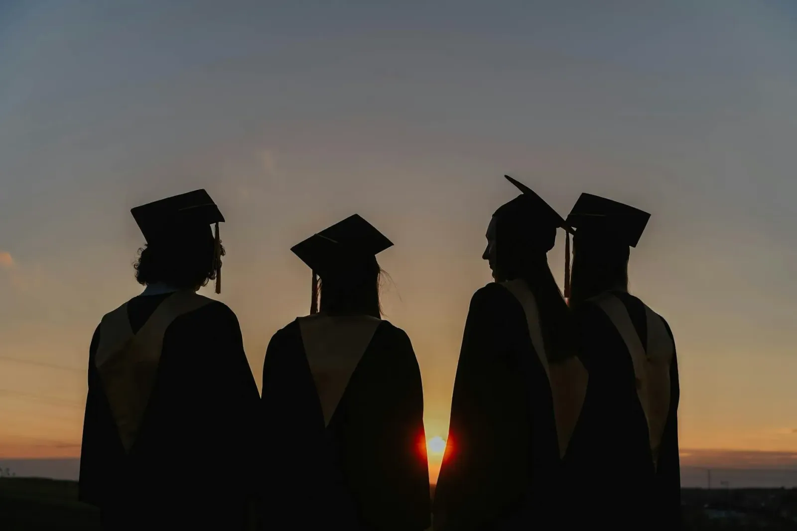 Labarik foin gradua sira hamriik hamutuk ho sorrisu, hatudu otimismu ba futuru - imagem ilustrasaun ba artigu kona-ba jeral A