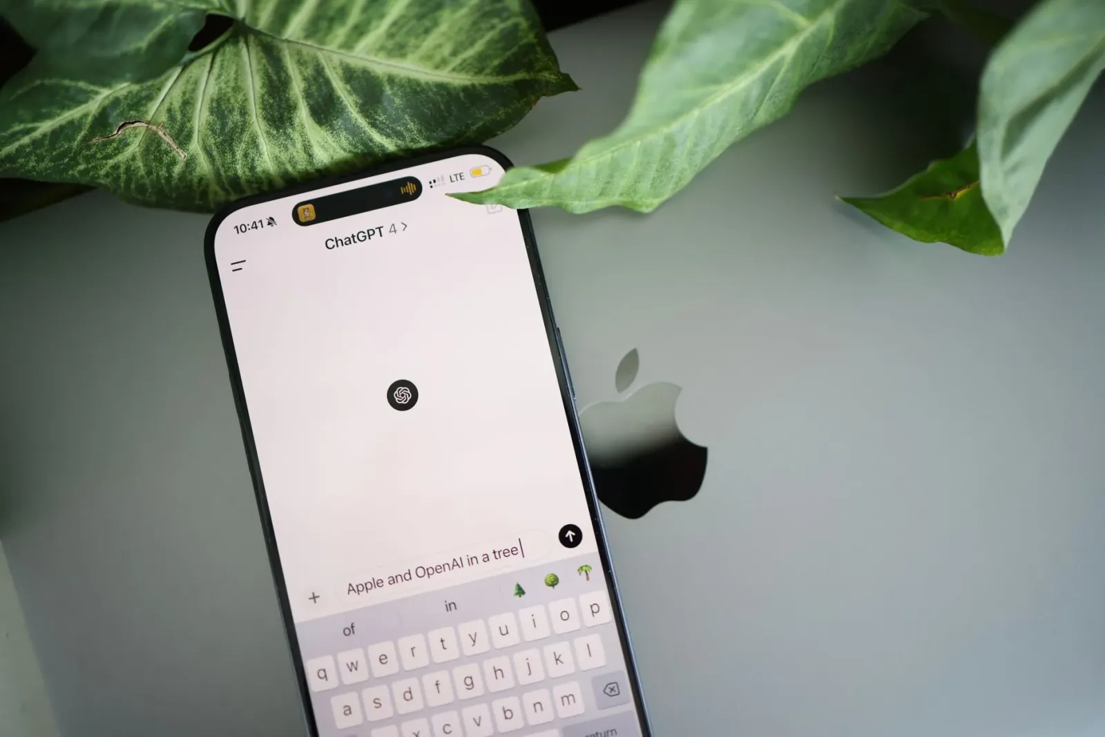 Imajen ida hatudu eventu WWDC 2026 ho logotipu Apple no Siri foun iha ekrã boot, ho ema barak iha audiénsia, iha sala konferé
